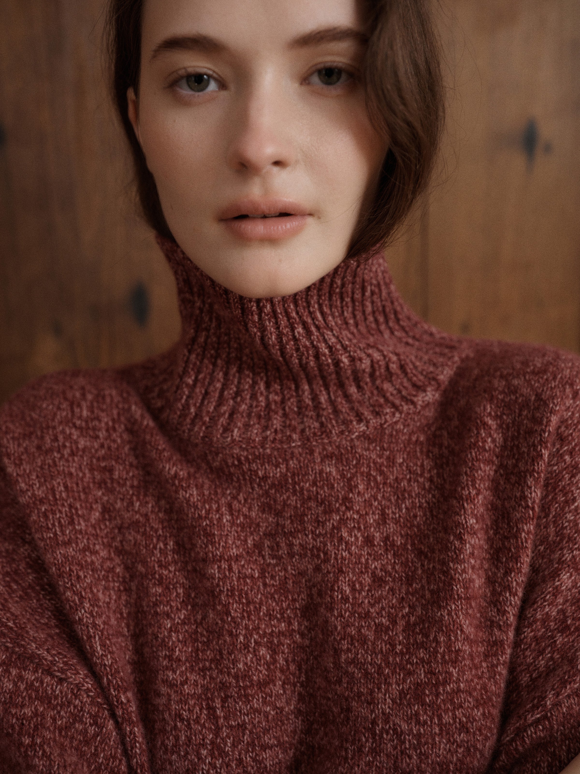 Crafted from 100% Grade A cashmere with a soft, relaxed silhouette, high ribbed neckline, and wide ribbed cuffs and hem.- VIR VITA
#color_pomegranate