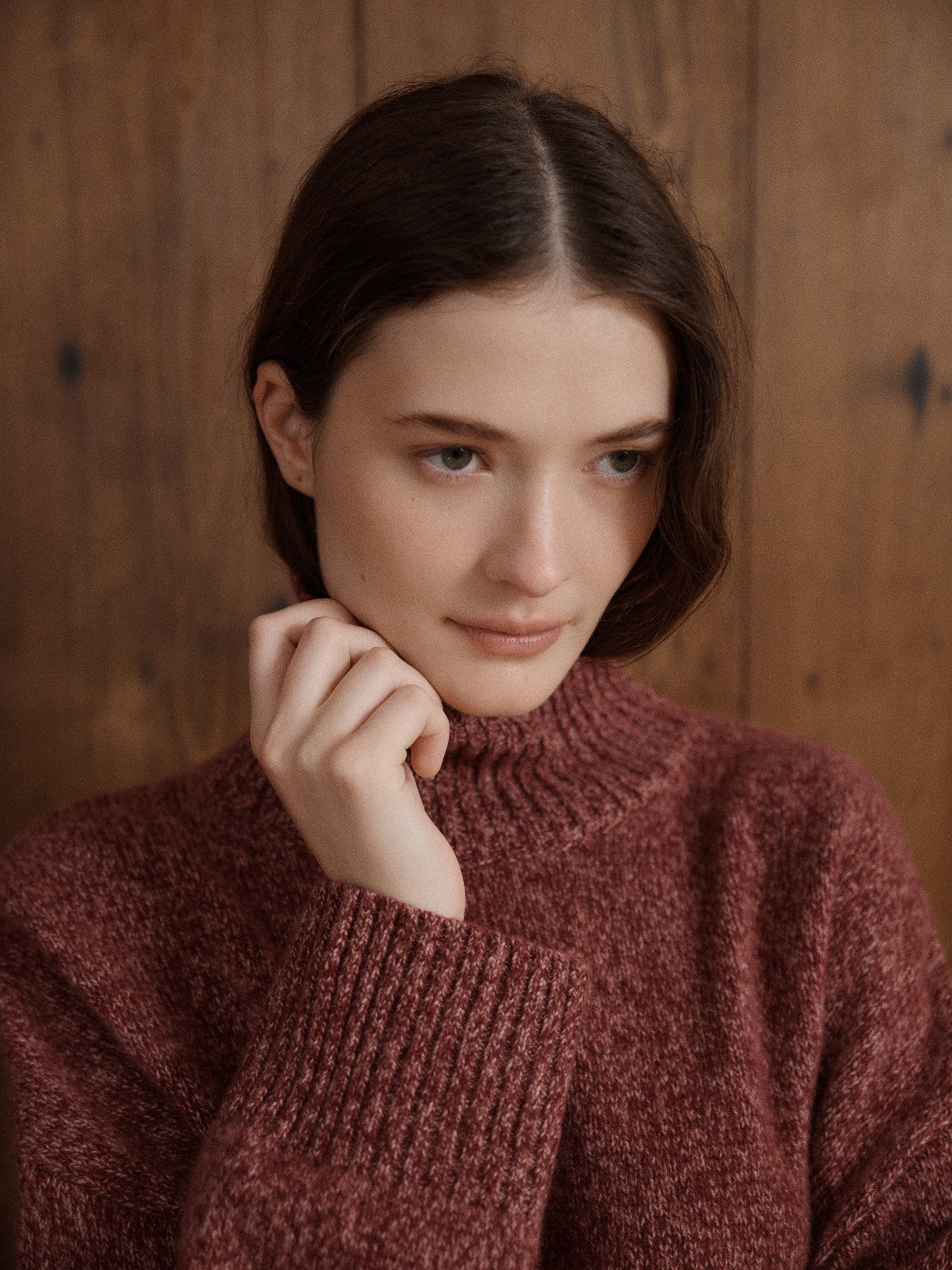 A refined cold-weather knit featuring a high neckline, relaxed silhouette, and wide ribbed finishes at the neck, cuffs, and hem. - VIR VITA
#color_pomegranate