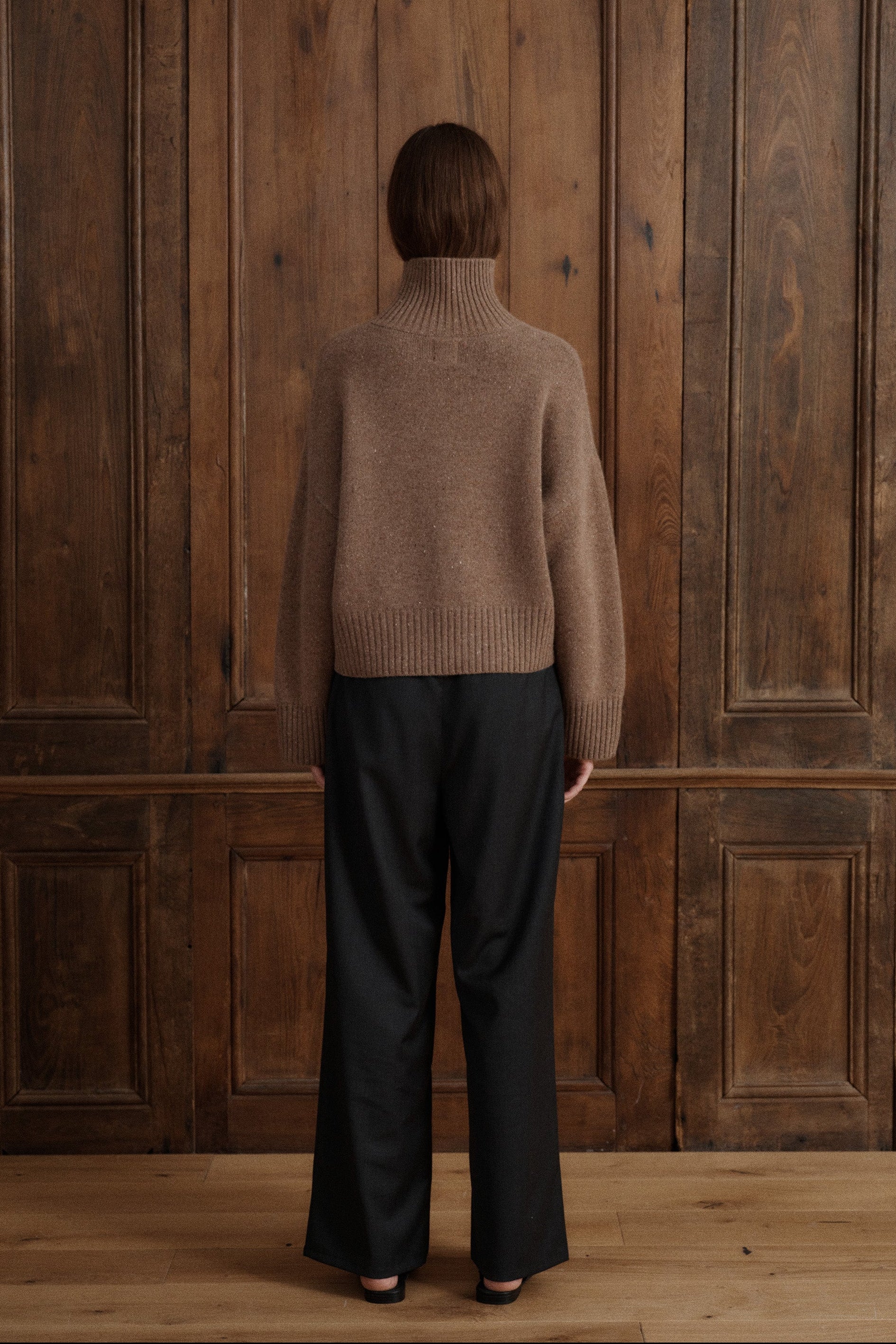 A timeless Toasted Walnut knit crafted from Grade A cashmere, featuring subtle natural-looking flecks, a relaxed silhouette, and substantial ribbed trims. - VIR VITA
#color_toastedwalnut
