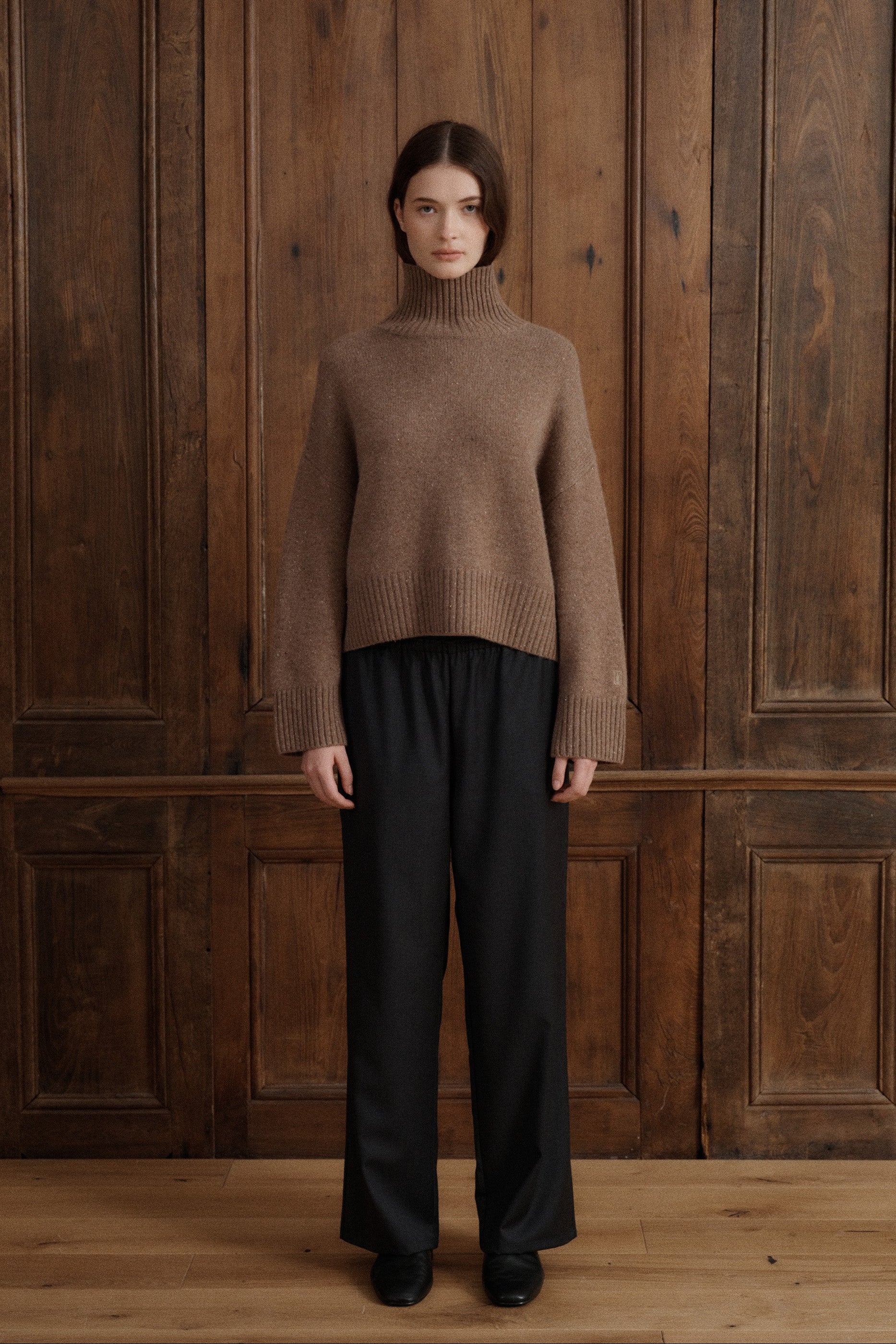 A relaxed turtleneck crafted from 100% Grade A cashmere, featuring dropped shoulders, a boxy silhouette, and wide ribbed trims. - VIR VITA
#color_toastedwalnut
