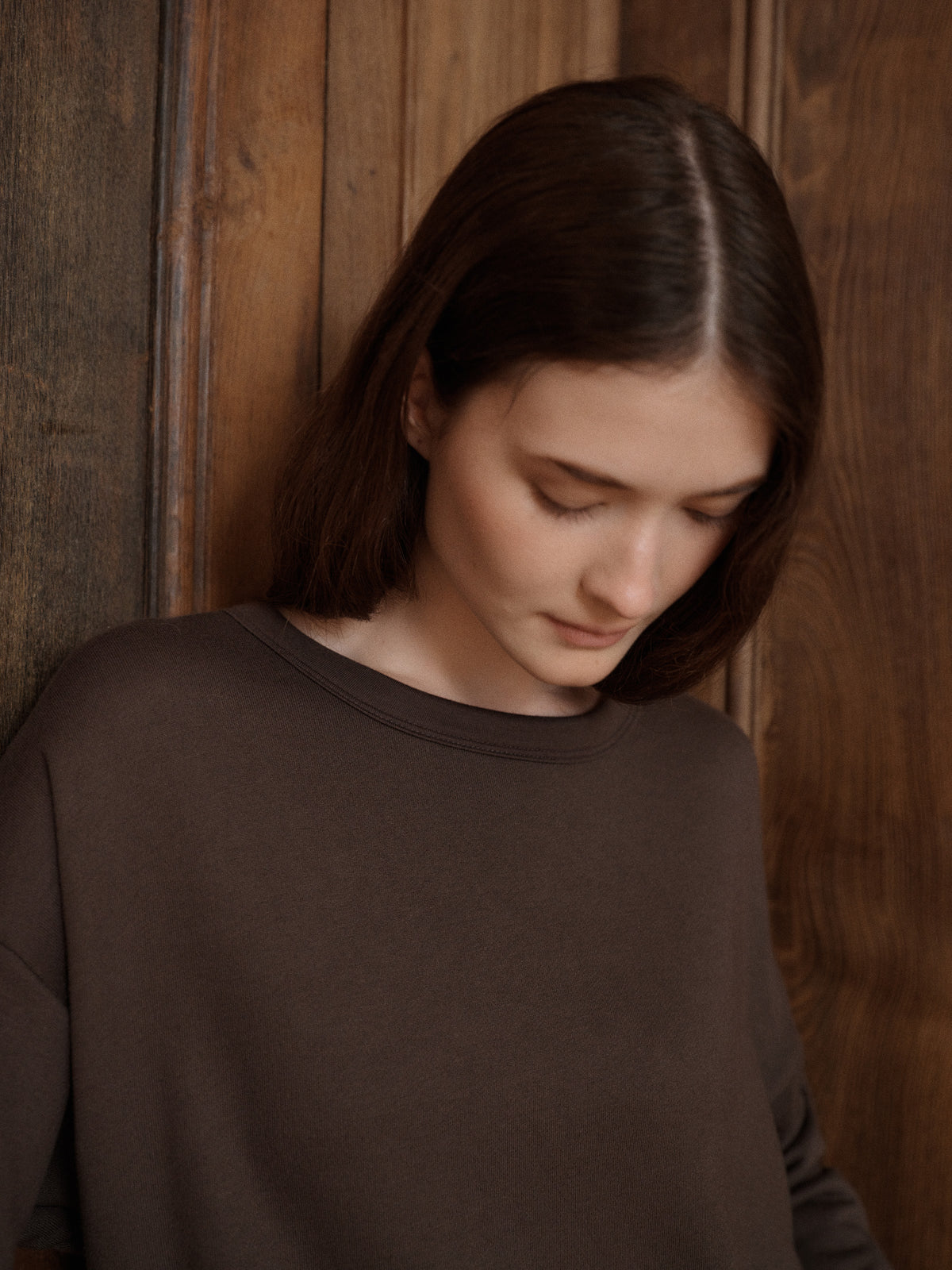 A timeless brown cotton sweatshirt designed with an easy relaxed fit and soft modal trims for a refined finish. - VIR VITA
#color_oak