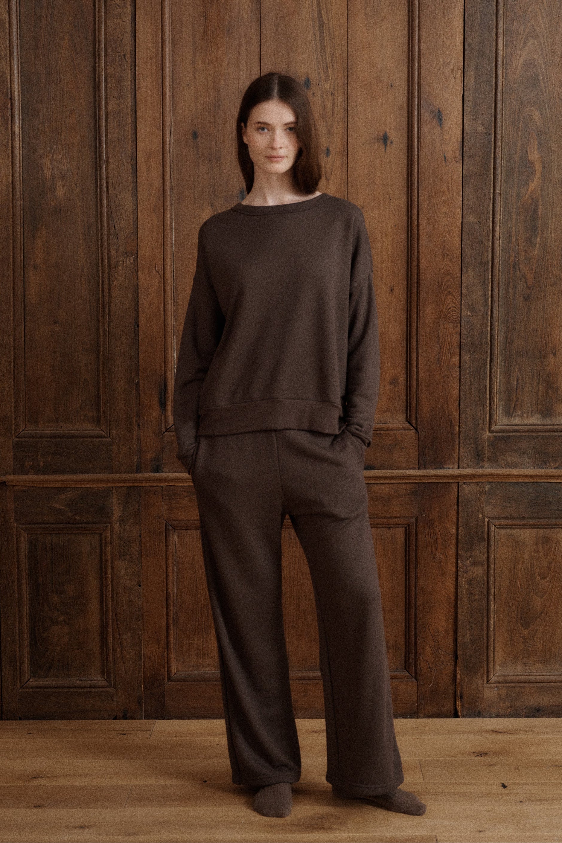 A timeless brown French terry sweatshirt designed with an easy silhouette and soft modal neckline, cuffs, and hem. - VIR VITA
#color_oak