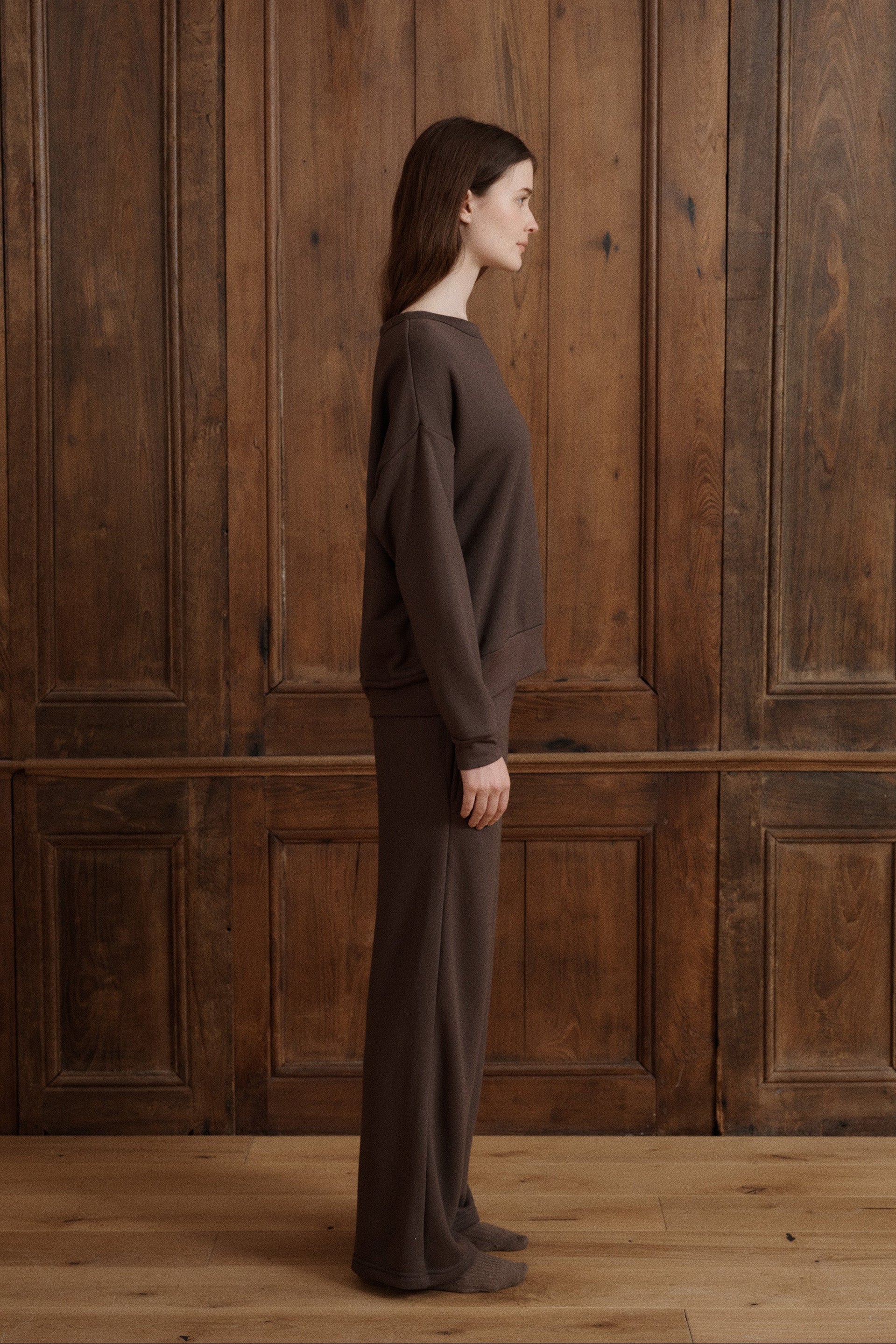 An elevated cotton sweatshirt featuring a relaxed fit, classic crew neckline, and smooth modal fabric finishes for added softness.  - VIR VITA
#color_oak