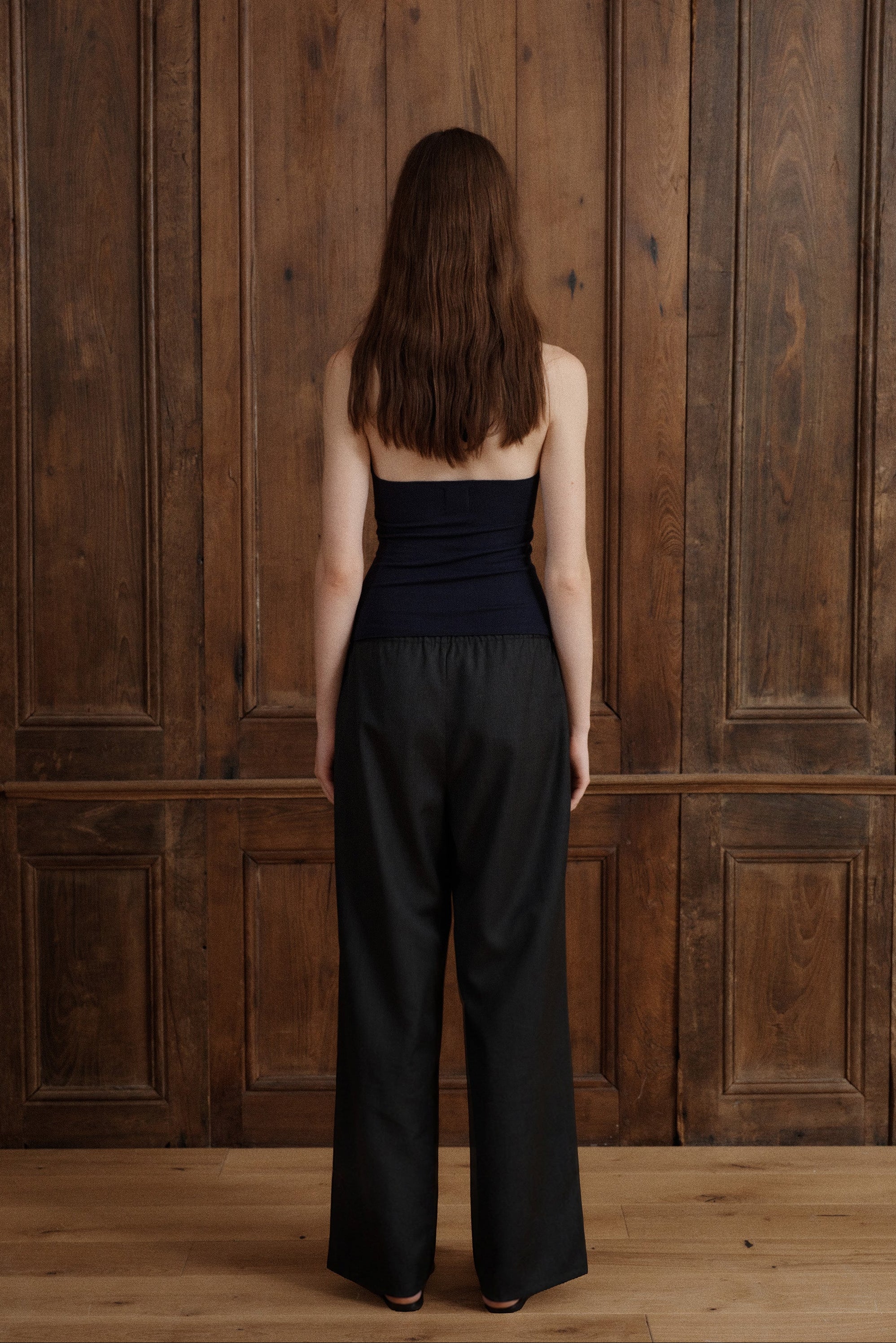 Minimalist navy halter top with a fitted body and delicate self-tie neckline. - VIR VITA
#color_midnight
