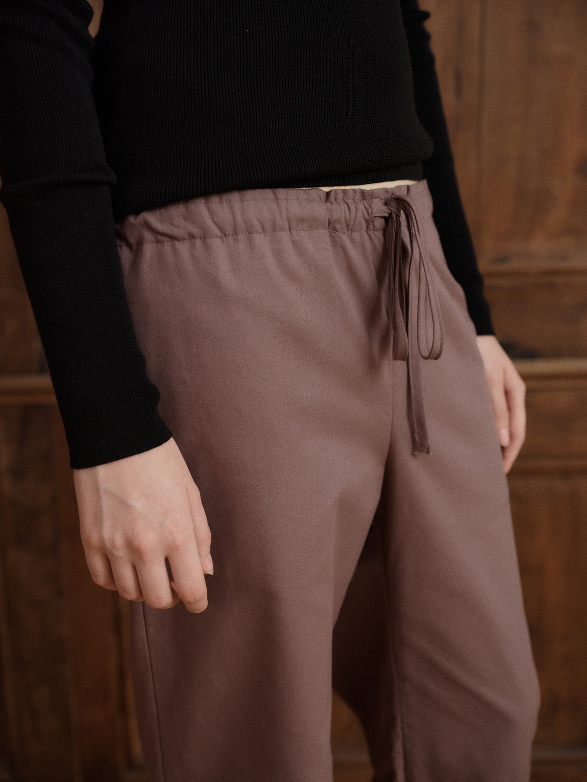 Relaxed brown poplin pants crafted from 100% organic cotton with a drawstring waist. - VIR VITA
#color_bark
