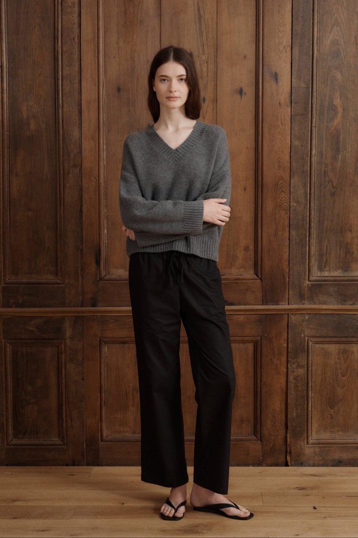 100% organic cotton poplin trousers in black with an adjustable drawstring waistband. - VIR VITA
#color_black