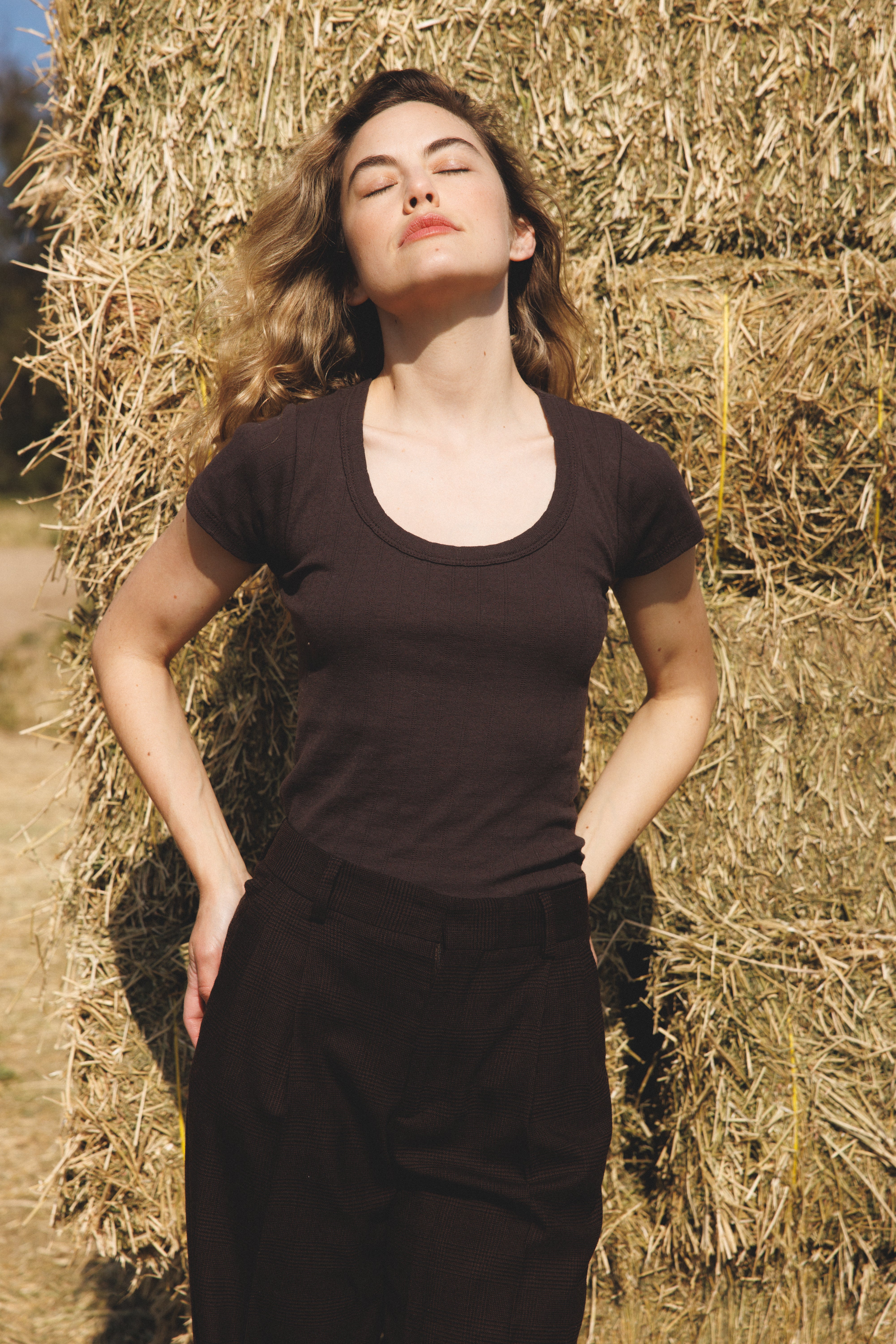 Pointelle tee in dark brown made of 100% cotton featuring a flattering scoop neckline - VIR VITA
#color_espresso