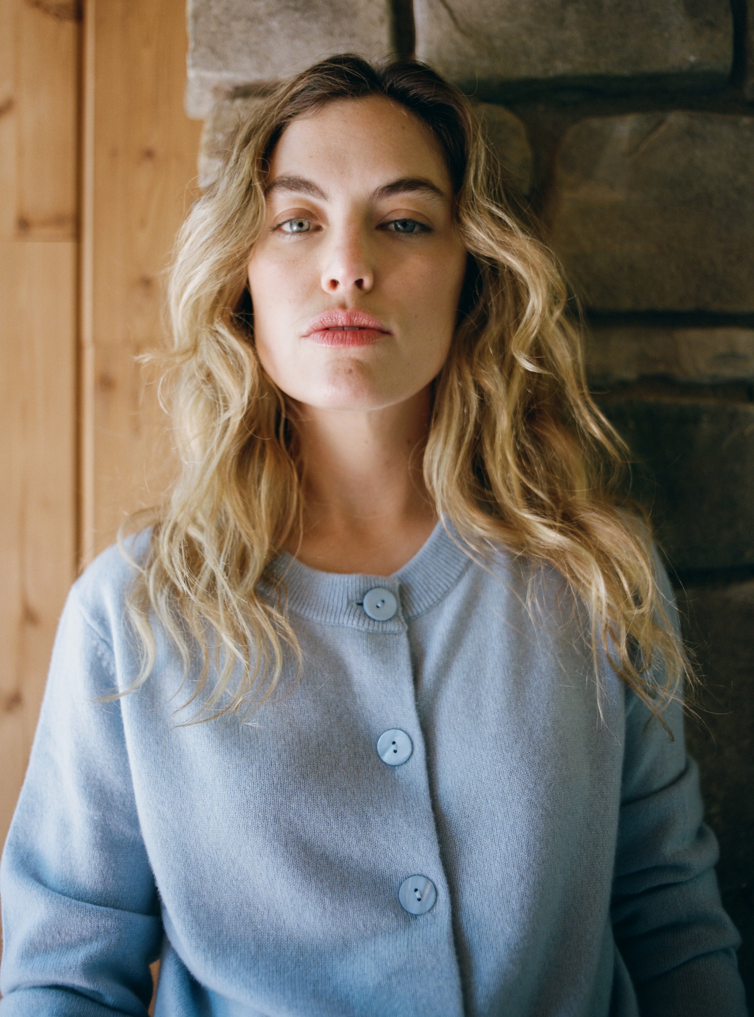 Female model wearing a light blue ultra-soft luxurious cashmere button up cardigan - VIR VITA
#color_vintage blue