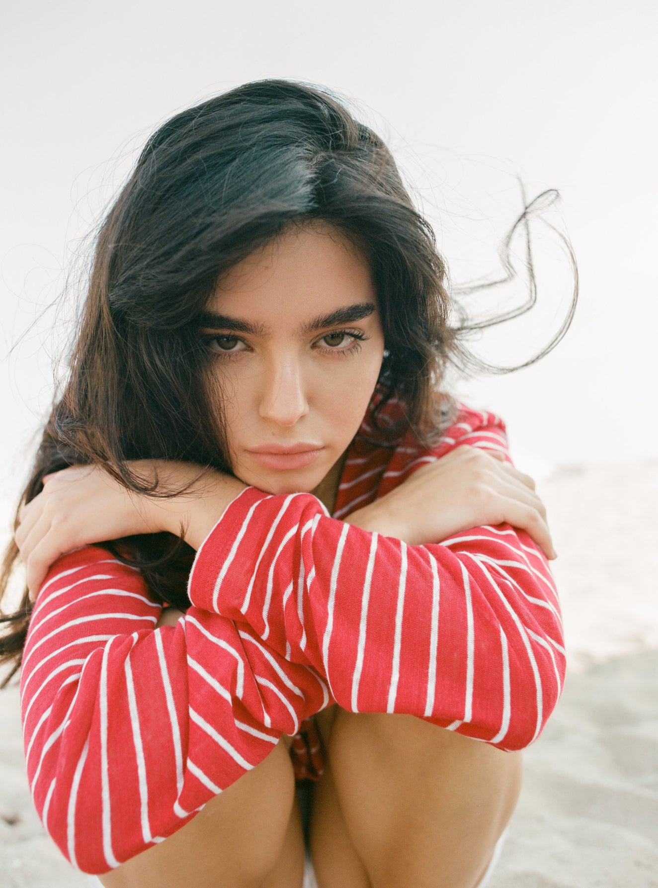 Female model wearing a 100% linen long sleeve striped top in red/white featuring a flattering scoop neckline and oversized fit - VIR VITA
#color_classic red/white