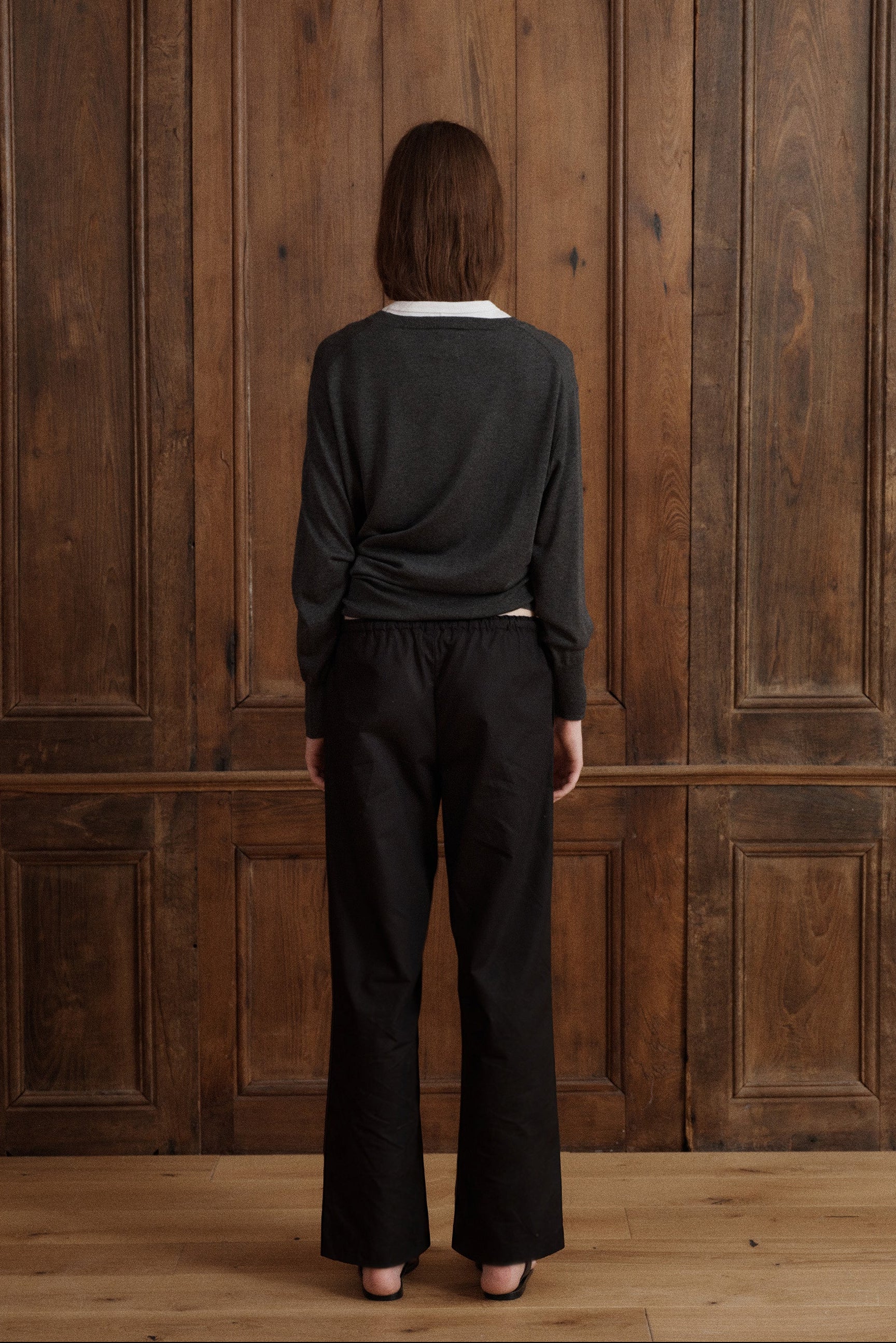 An elevated everyday crewneck designed with a streamlined silhouette and tonal ribbed neckline, cuffs, and hem. - VIR VITA
#color_anthracite