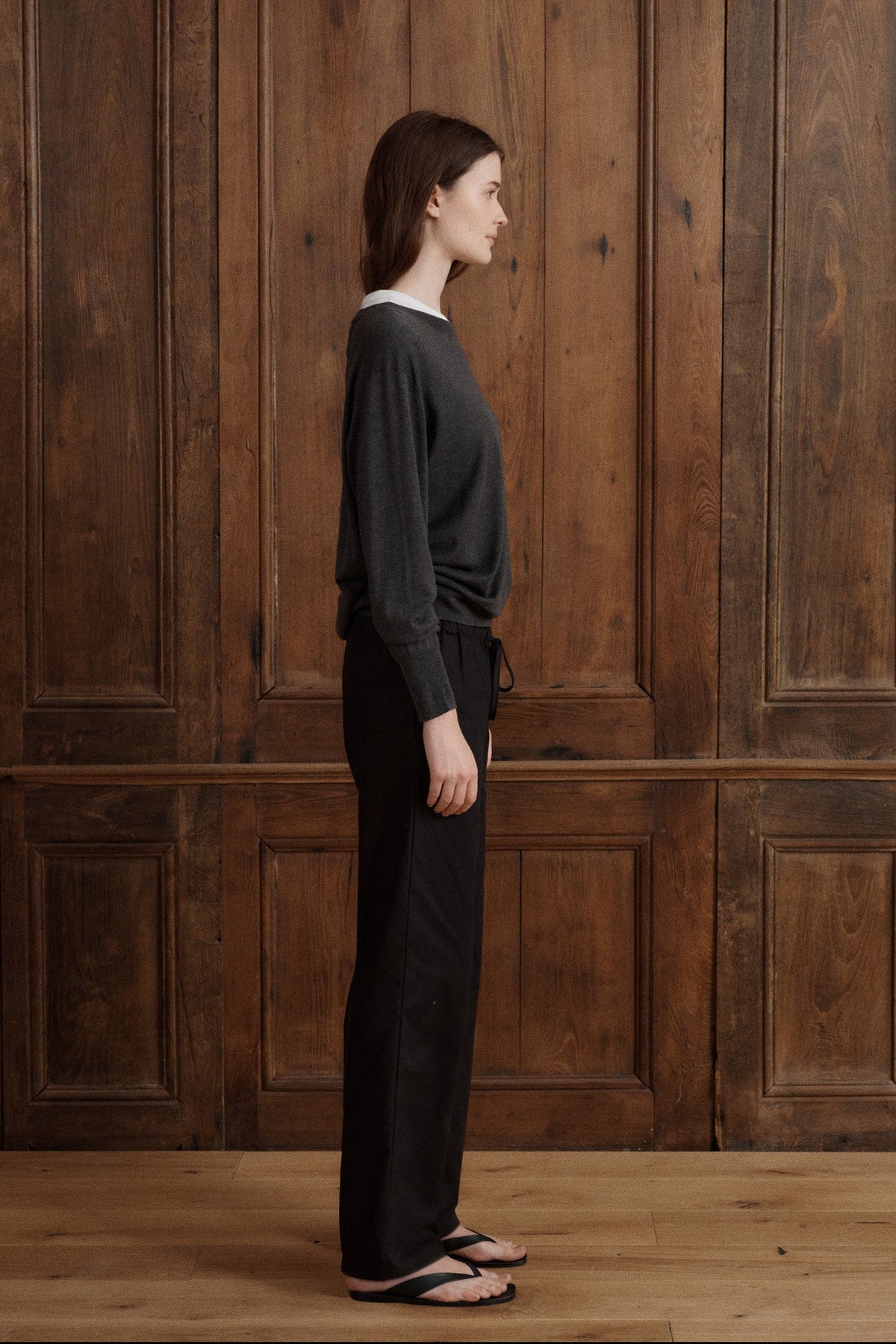 A minimalist cashmere silk knit with a classic round neckline, relaxed long sleeves, and finely ribbed finishes. - VIR VITA
#color_anthracite